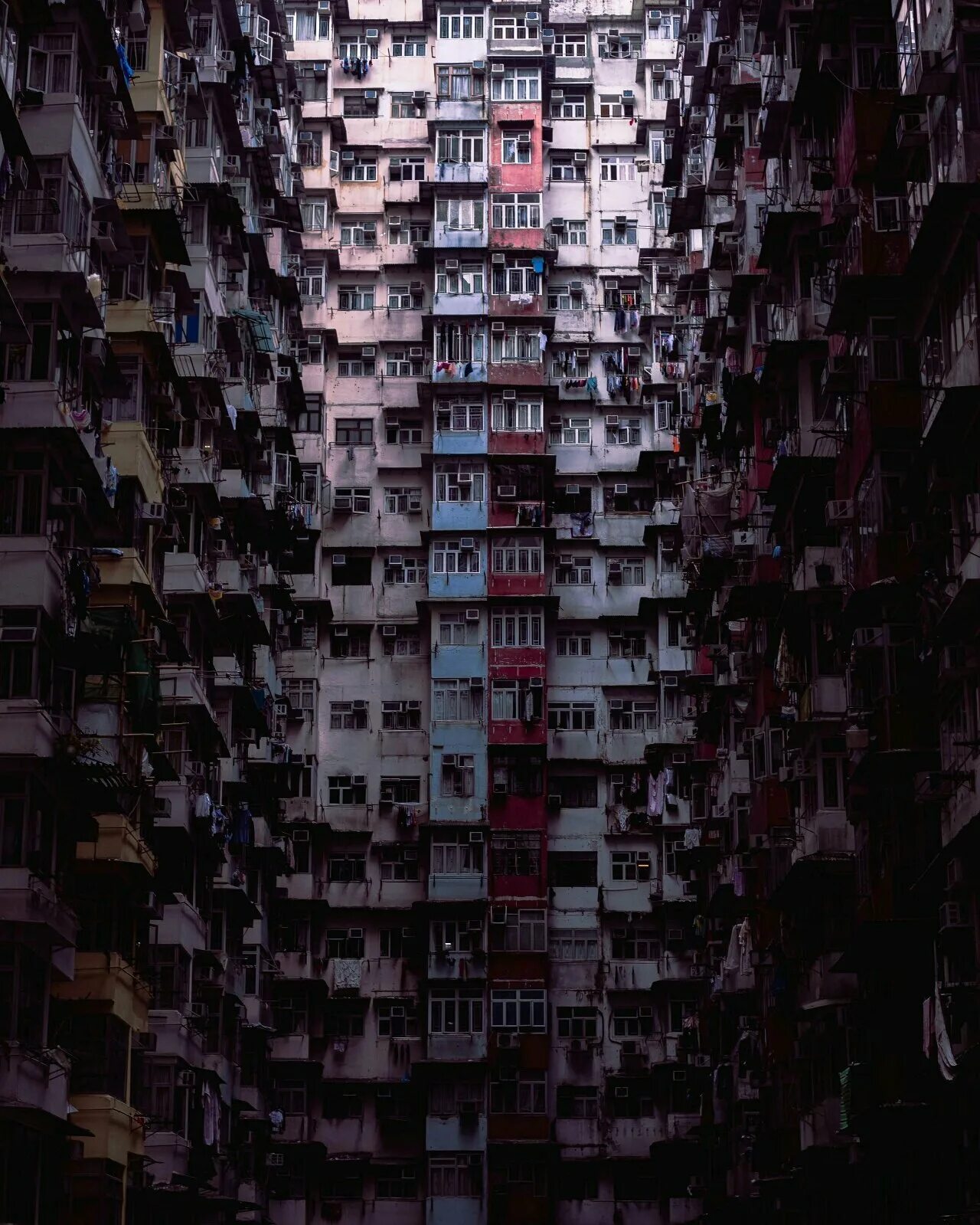 Трущобы Гонконга Коулун. Коулун человейник. Гонконг высотки трущобы. Многоэтажные трущобы Гонконга.