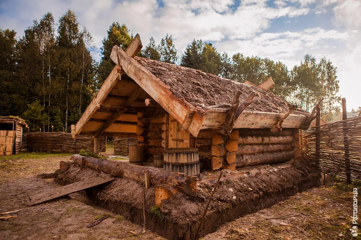 Постройка русской избы. Срубный дом в древней Руси. Изба древней Руси пятистенок. Изба сруб древней Руси. Жилища славян Любытино.