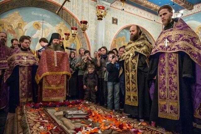 Патриарх кирилл освящение храма покрова ясенево. Служба в храме в ясенево. Служба в храме в ясенево. Отец сергий денисюк храм покрова в ясенево. Служения в церкви божьей в ярославле.