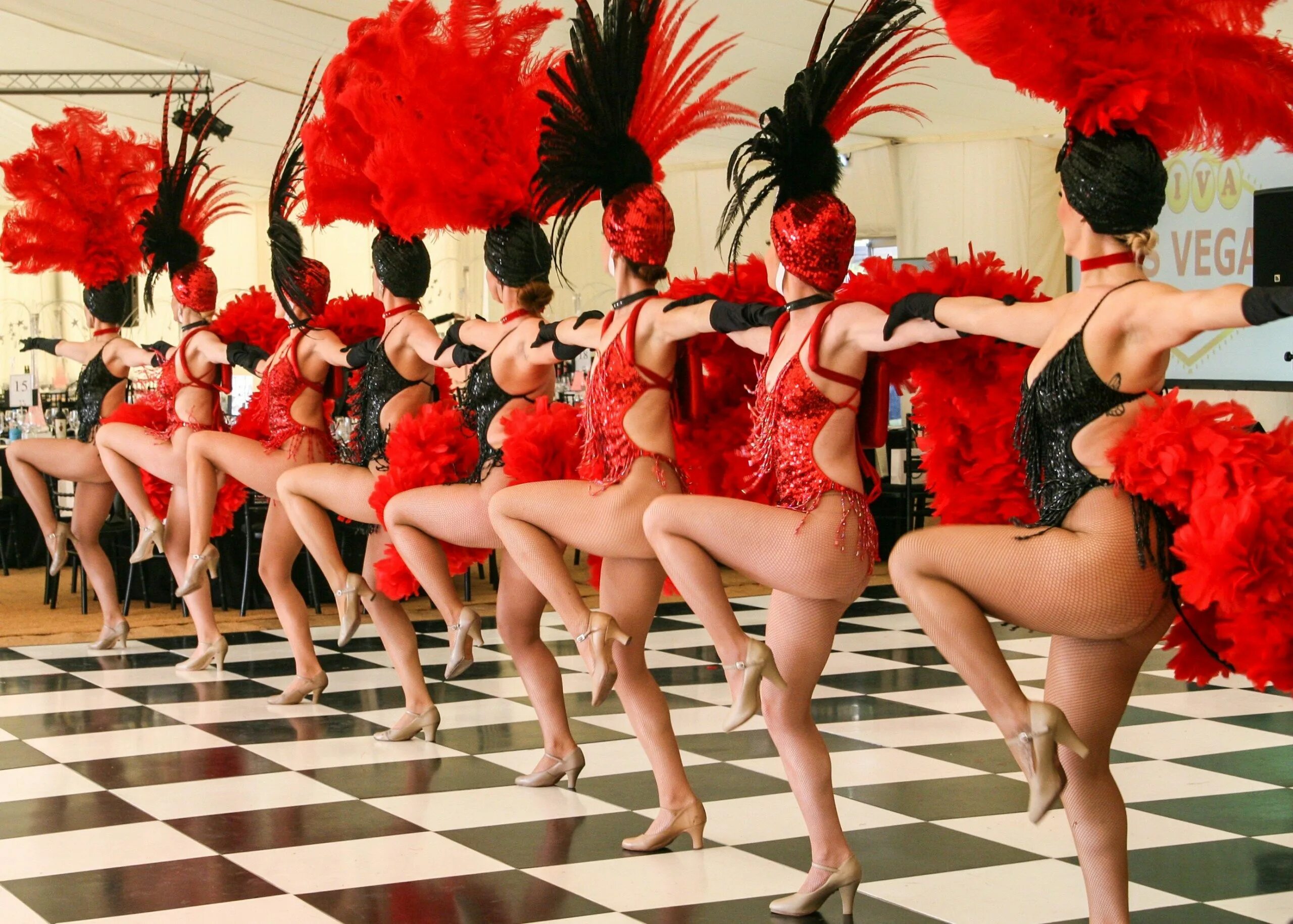 девушка танцует в клубе. нюша певица танцы. анастасия соколова стриппластика. несколько девушек танцуют. танцующие девушки.