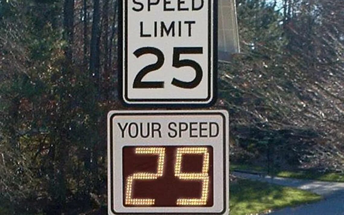 Amended road laws impose new speed limits. Speed limit sign. Amended road laws impose new speed limits. Reported speed future. Ограничение скорости 65.