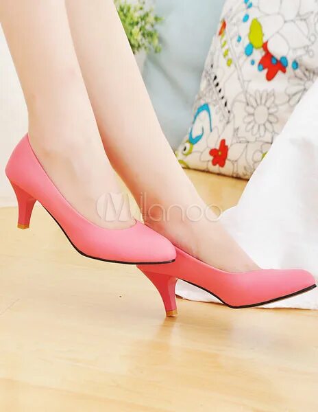 Туфли женские маленький каблук. Ребенок в маминых туфлях. Туфли женские на каблуке. Неудобные туфли. Свадебные туфли на невысоком каблуке.