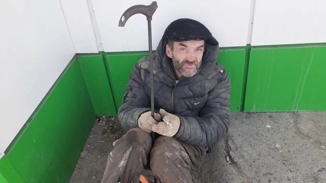 Вонючий брат. Вонючий брат. Вонючий брат. Бомж борода подъезд огонь. Я свой вонючий носки твой.