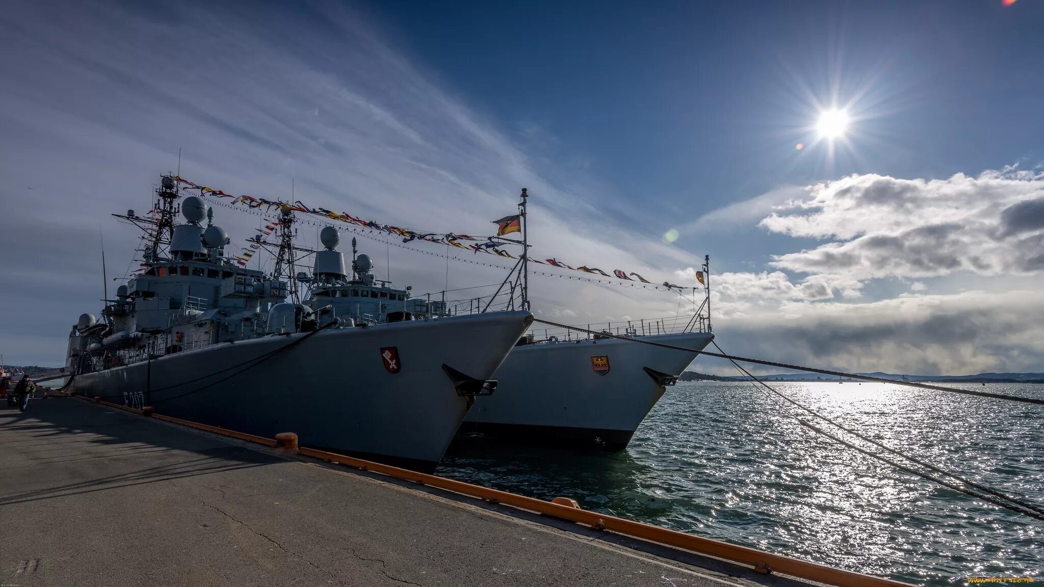 Военный корабль. Военный корабль у причала. Корабли ВМФ. Военные корабли на пирсе. Почти флот