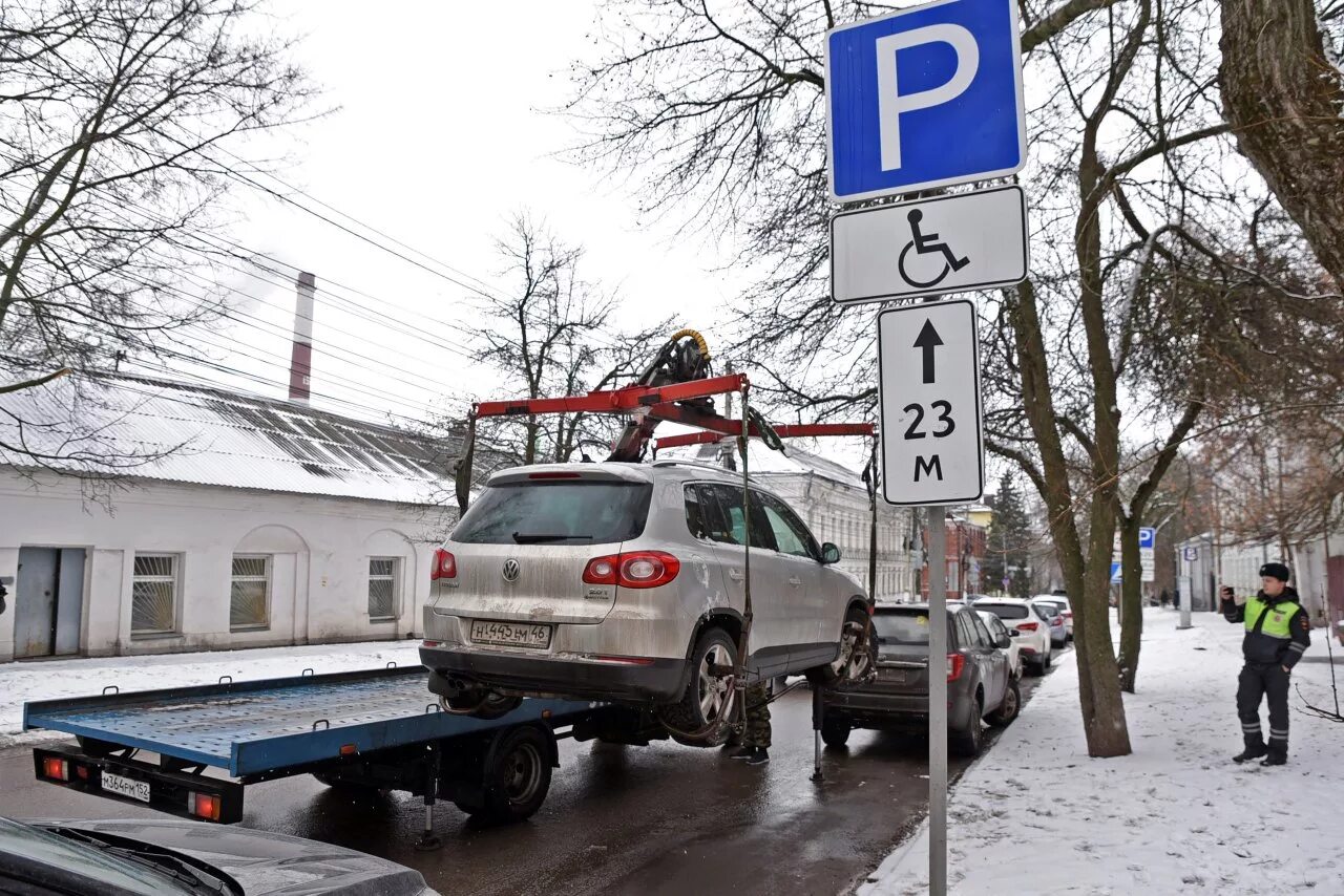 Инвалидное место на парковке. Занял парковочное место. Парковки старых авто милицейских. Штраф за парковку на инвалидном месте. Машина стоит на инвалидном месте.