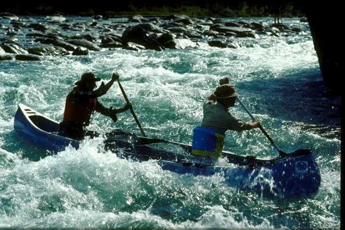 Грести против течения. Человек гребет против течения. Горная гребля. Canoe Kayak Абхазии.