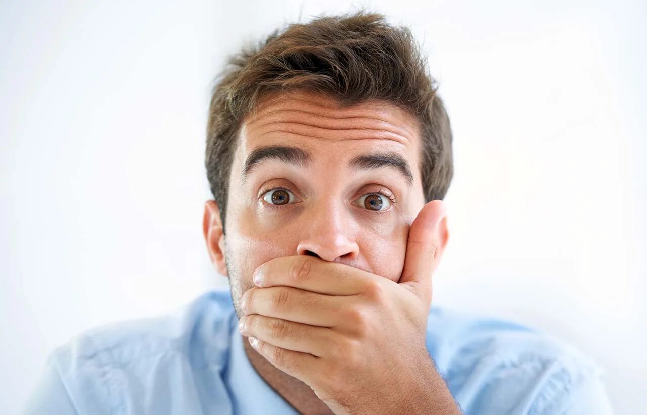 Замкнутый человек. Человек сидит в углу. Человек закрывает рот. Тошнота. Беспокойный сон.