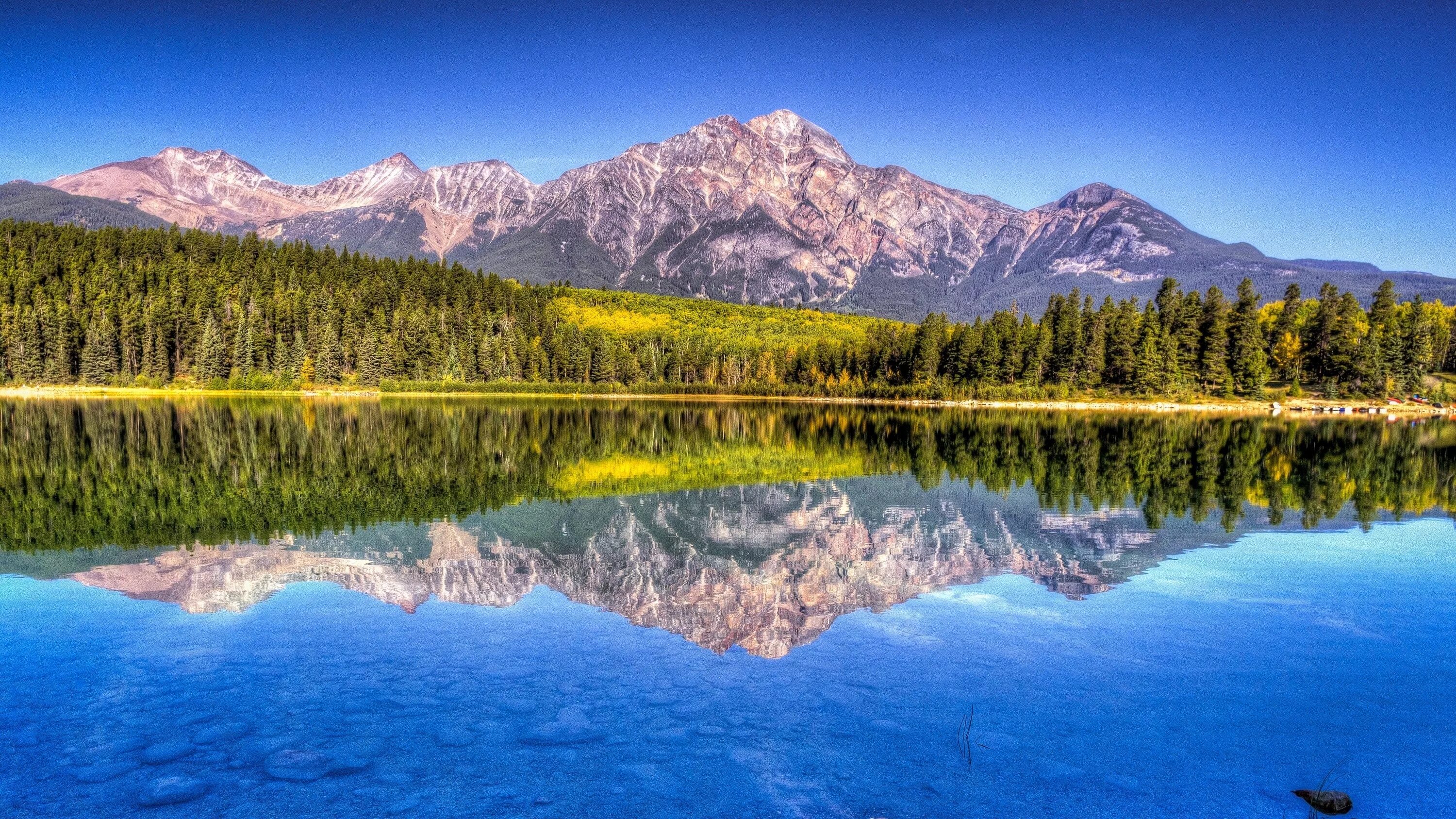 Фотографии размером 1024 2048 пикселей сохранили. Озеро Гранд Лейк. Природа озеро. Красивый пейзаж. Горы лес озеро.