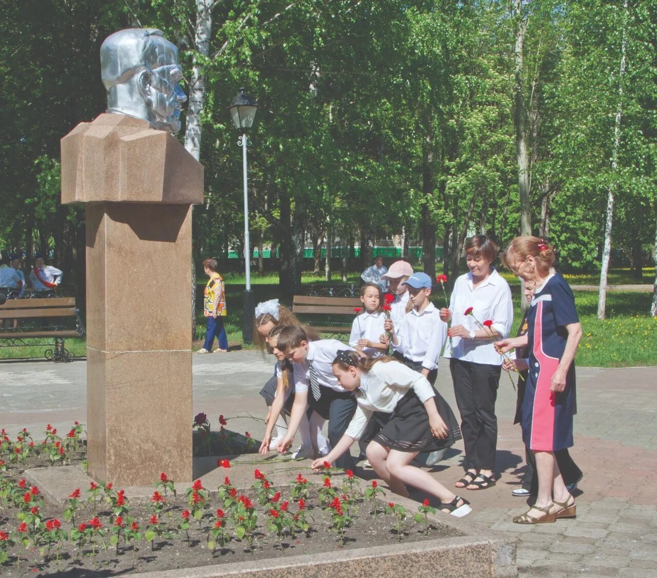 Стерлитамак школьников. Пионеры башкортостана ирина антонова. памятник школьнице. дворец пионеров и школьников стерлитамак. город стерлитамак лицей 1.