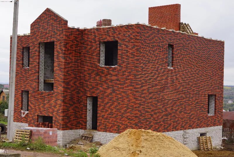 Кирпич ручной формовки roben. Дом из разных кирпичей. Фасад из облицовочного кирпича. Кирпичный дом. Кирпич терекс какао.