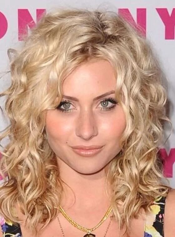 Легкая химия на челку. Aly Michalka curly hair. Стрижки с карвингом на средние волосы. Кудри на средние волосы. Карвинг на средние волосы с челкой.