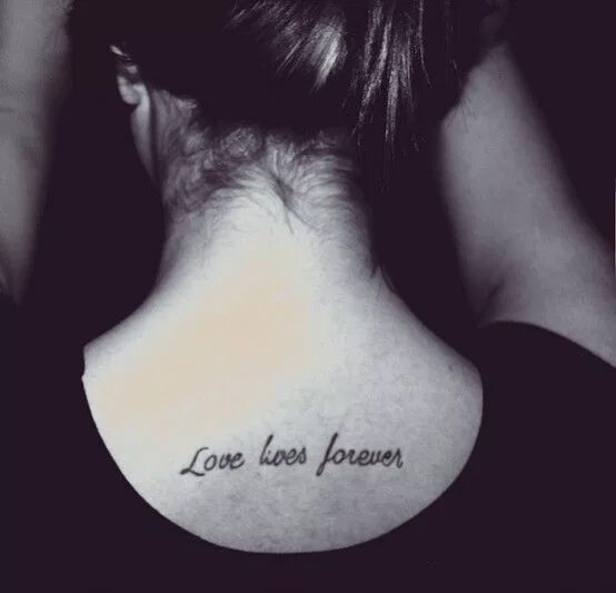 Love your neck. Маленькие тату для девушек. Тату форева. Мужчина и женщина в постели. Тату на шее для девушек.