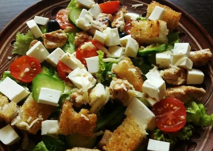 Греческие сухарики. Греческий салат с овечьим сыром. Штрудель с сыром Фета и греческим салатом. Греческий салат в лепешке. Сыр Фета это изюминка в салате.
