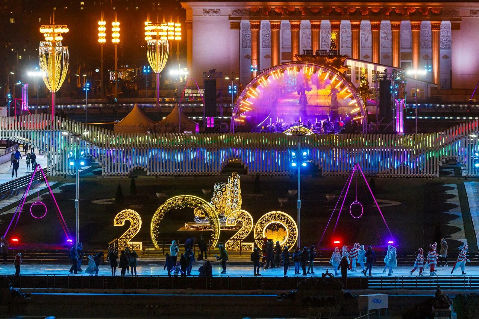 Куда сходить в москве 10 лет. Вднх в москве каток 2025. каток вднх 2025. парк вднх каток. вднх каток каток.