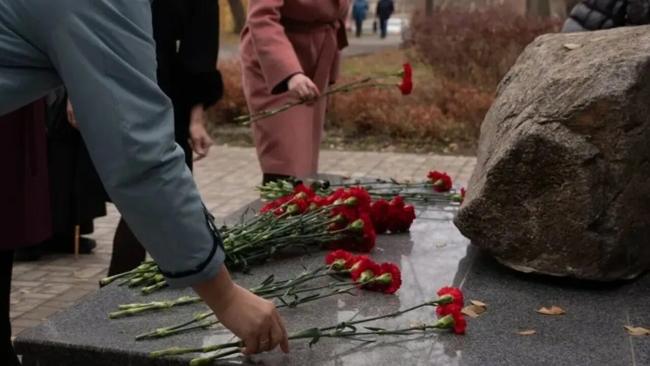 Шаман памяти жертв. Памятник жертвам политических репрессий Сызрань. Возложение цветов к памятникам политических репрессий. Памяти погибших в годы репрессий. Памятник жертвам политических репрессий Тюмень.