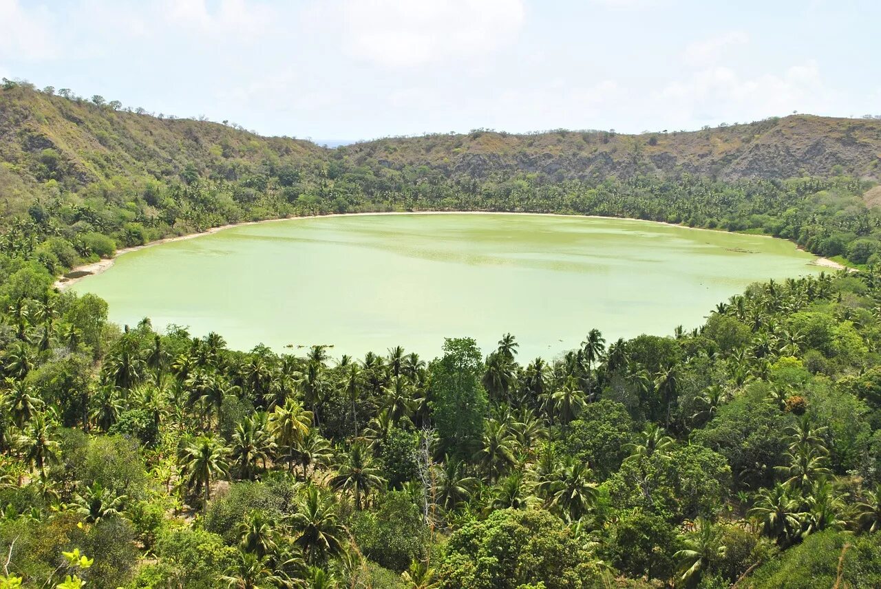 Mayotte. Майотта (Mayotte). Озеро Дзьяни Майотта. Озеро карихани Майотта. Озера Индии.