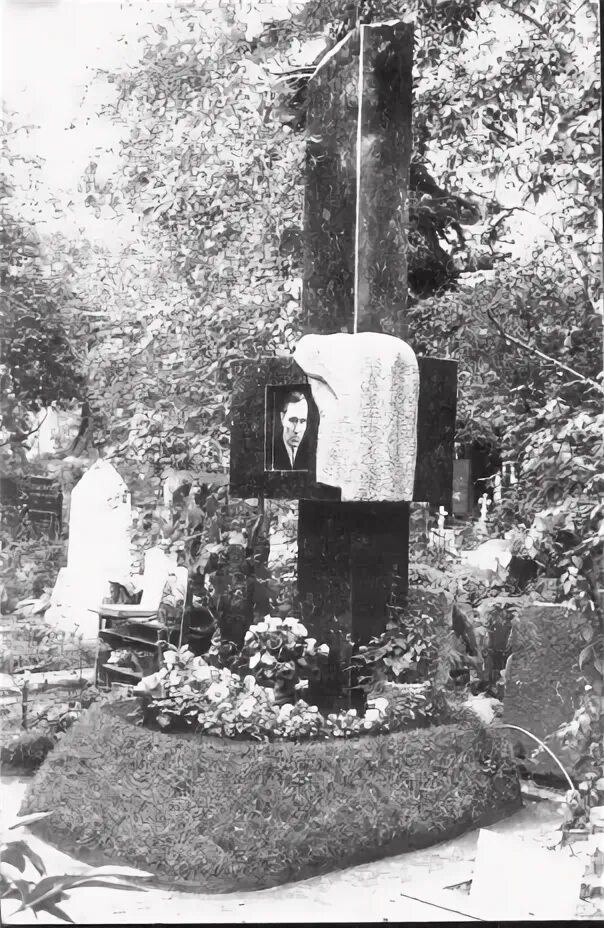 Новодевичье кладбище шукшин. Шукшин новодевичье кладбище. Шукшин могила на новодевичьем кладбище. Могила шукшина на новодевичьем кладбище. Шукшин новодевичье кладбище.