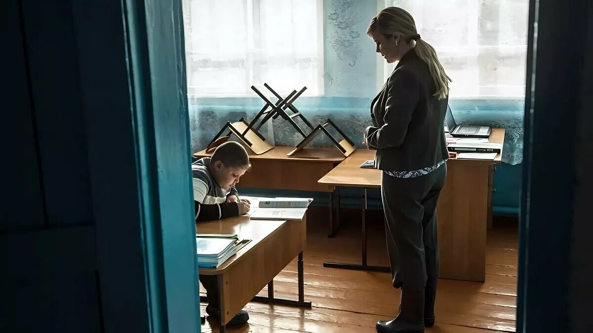 Включи а 4 в самой строгой школе. Учитель в сельской школе. сельская школа. учитель в деревенской школе.