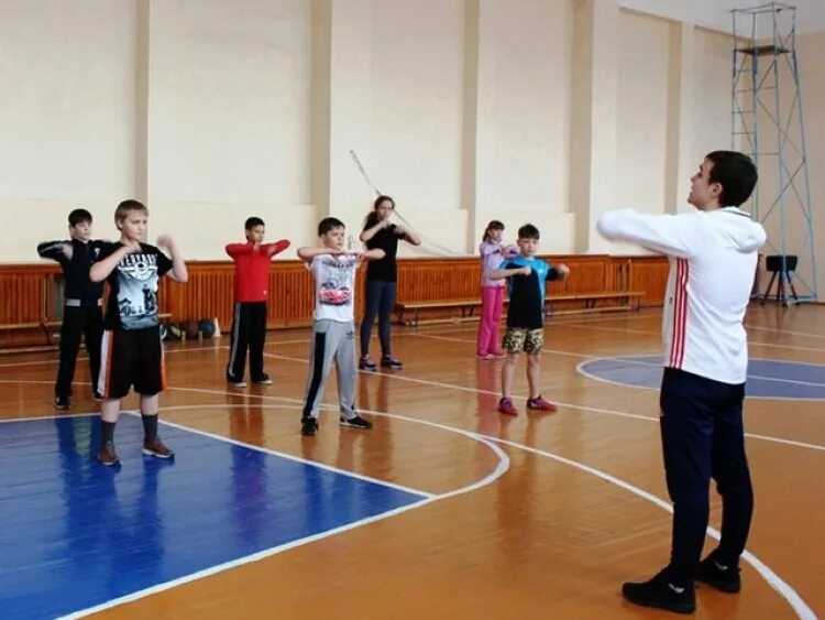 Спортивная деятельность в школе. Моя профессия учитель физкультуры презентация. Школьники на физкультуре. Вакансии в школу физической культуры. Вакансии в школу физической культуры.