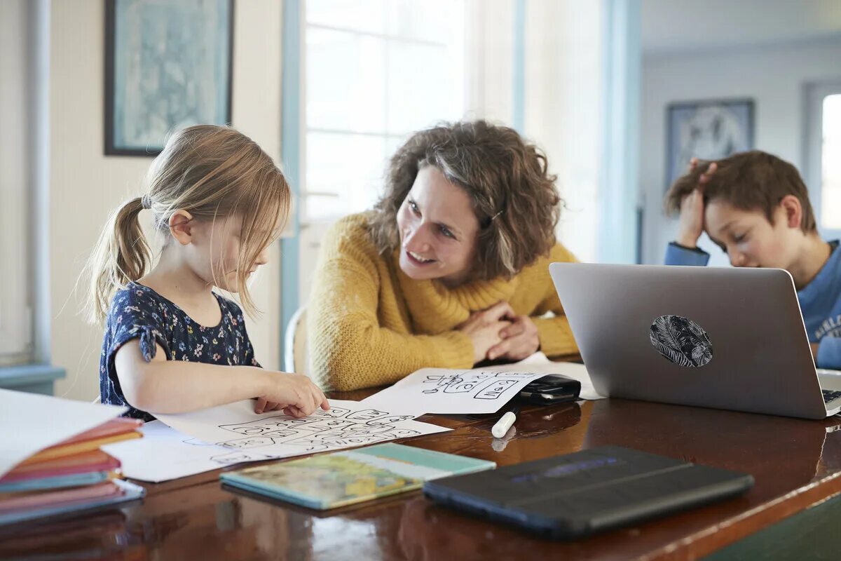 Parents chatting. Родители в школе. Домашнее образование. Родители детей билингвов. Homeschooling.