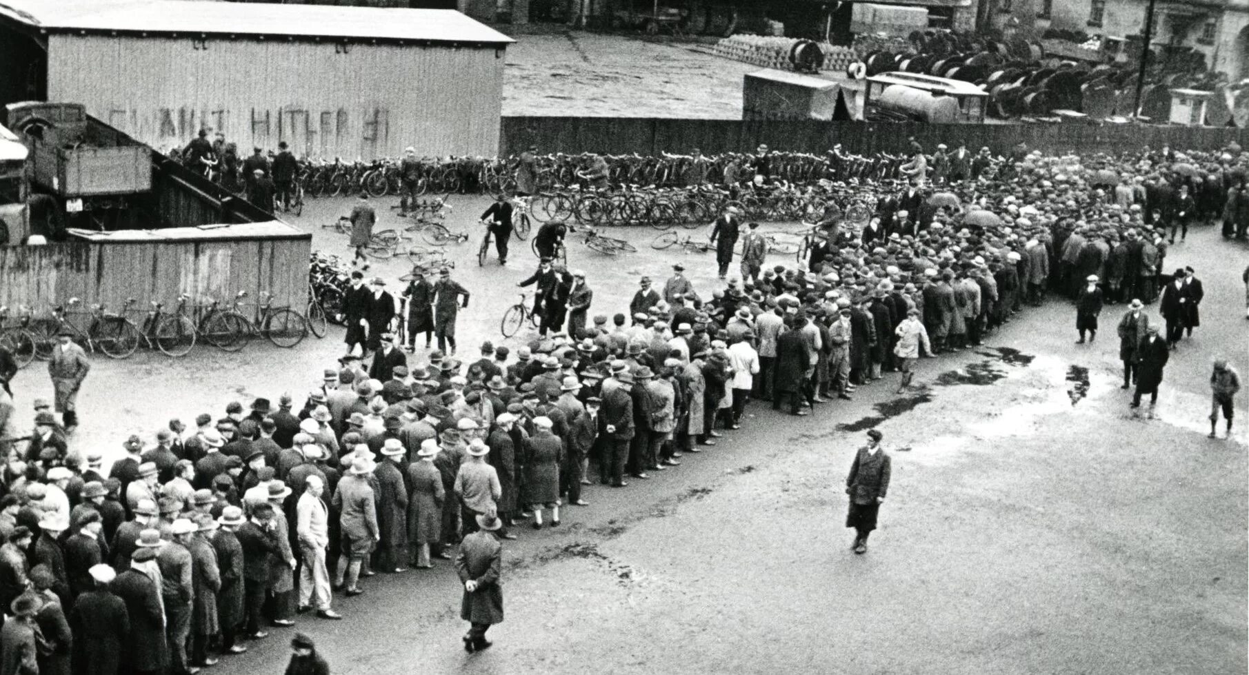 Кризис в Германии 1929-1933. Мировой экономический кризис после первой мировой войны. Кризис Германии после первой мировой. Нищета в Германии после первой мировой.