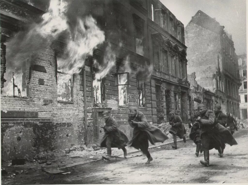 Берлинская операция апрель 1945. 16 Апреля 1945 началась битва за Берлин. Уличный бой 1945 года Берлин.