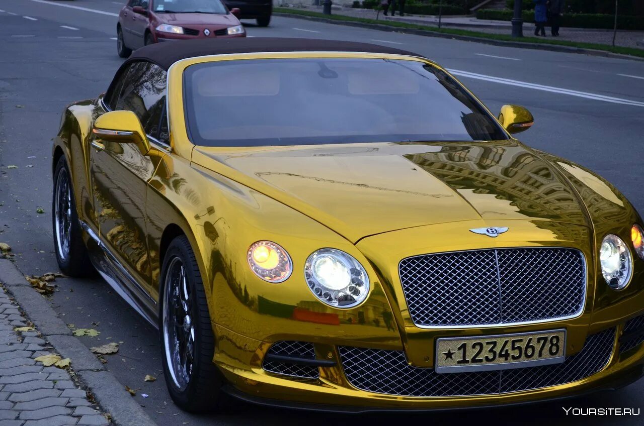 Золотистый авто. Бентли Континенталь золотой. Bentley Rapier 1996. Золотая машина. Золотистая машина.