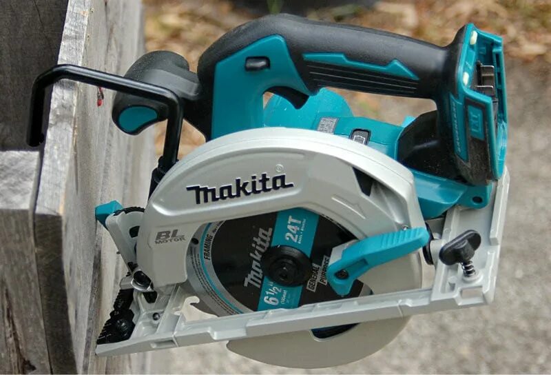 Купить дисковую пилу makita. Макита dhs680. Аккумуляторная дисковая пила Makita 18 вольт. Макита 680. Пила циркулярная Макита аккумуляторная 18 вольт 680.