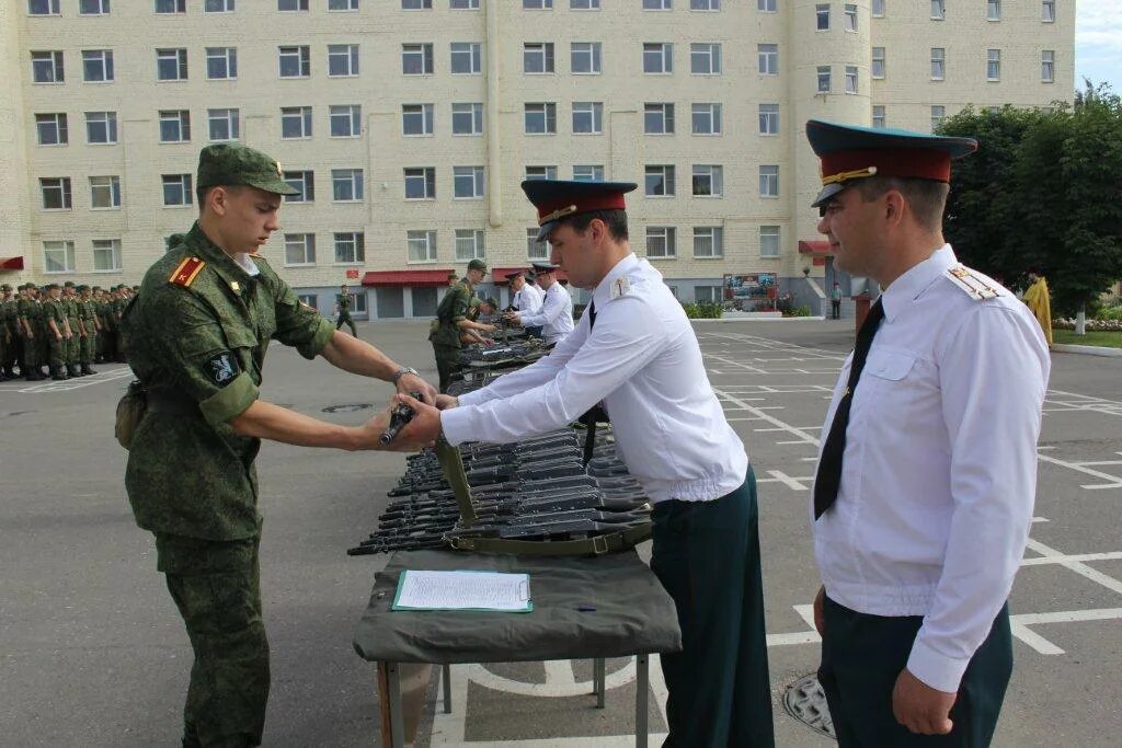 Военно технический состав. Ритуал вручения вооружения и военной техники. Вручение оружия. Ритуал вручения личному составу вооружения и военной техники. Вручение боевого оружия.