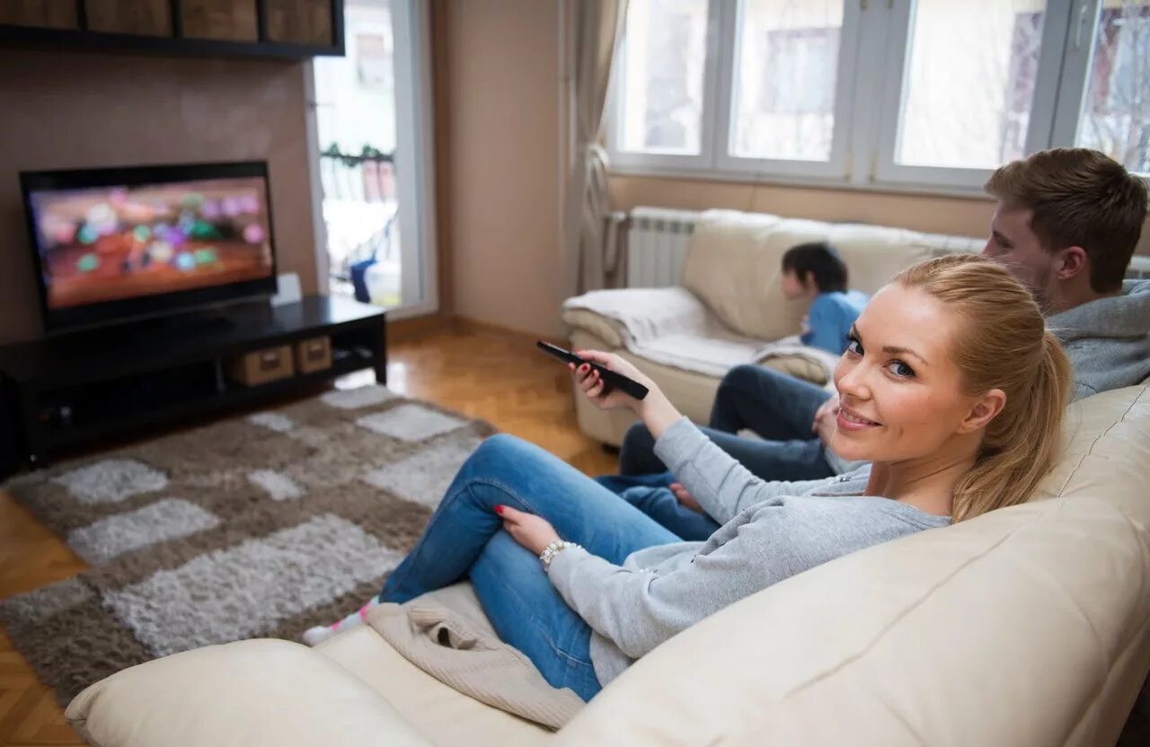 Они смотрят телевизор сейчас. Человек возле телевизора. Смотреть телевизор. Семейный фильм на вечер. Телевизор с фильмом.