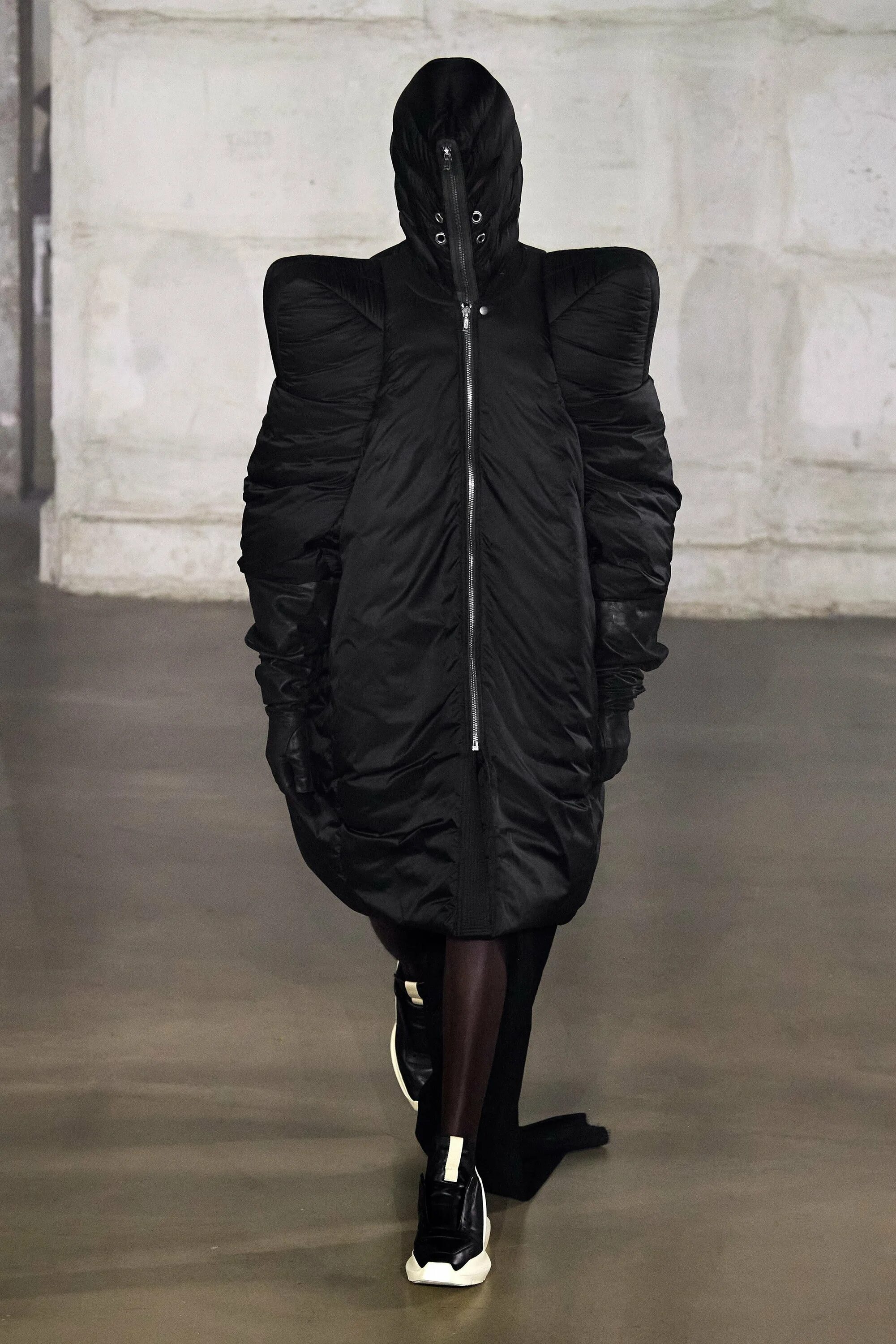 Рик оуэнс показ 2024. Рик оуэнс 2021. Rick owens показ 2024. Рик оуэнс показ 2024. Рик оуэнс коллекция 2021.