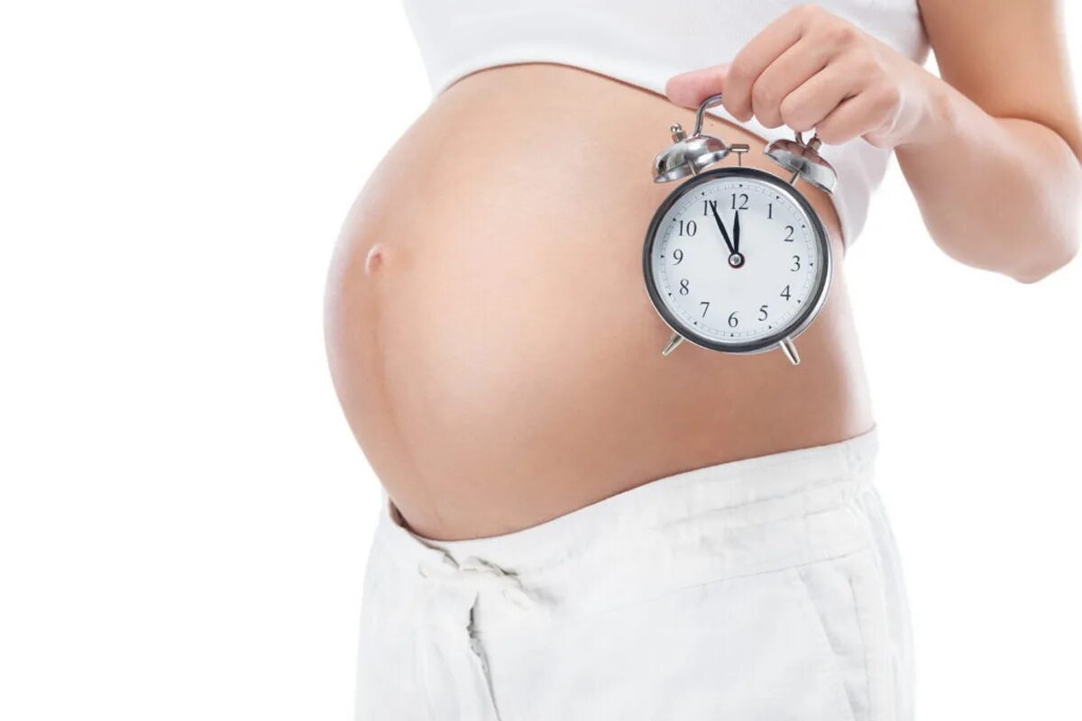 День рожавших женщин. Беременность. Беременная и часы. Беременный живот и часы.