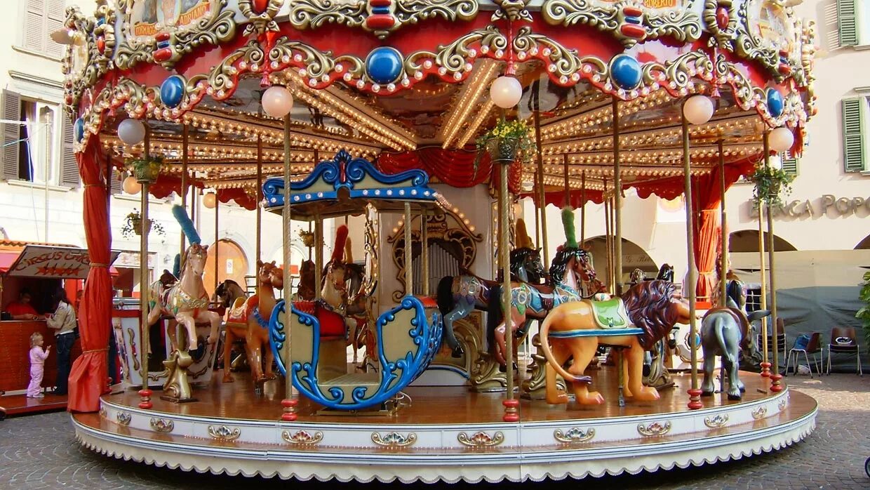 Everybody go round round. Merry go Round Карусель. Merry go Round аттракцион. Аттракцион Карусель лошадки. Карусель с лошадками.