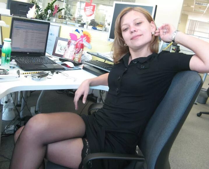 Пришла на работу без белья. Русские женщины в офисе. Русские девушки в офисе.
