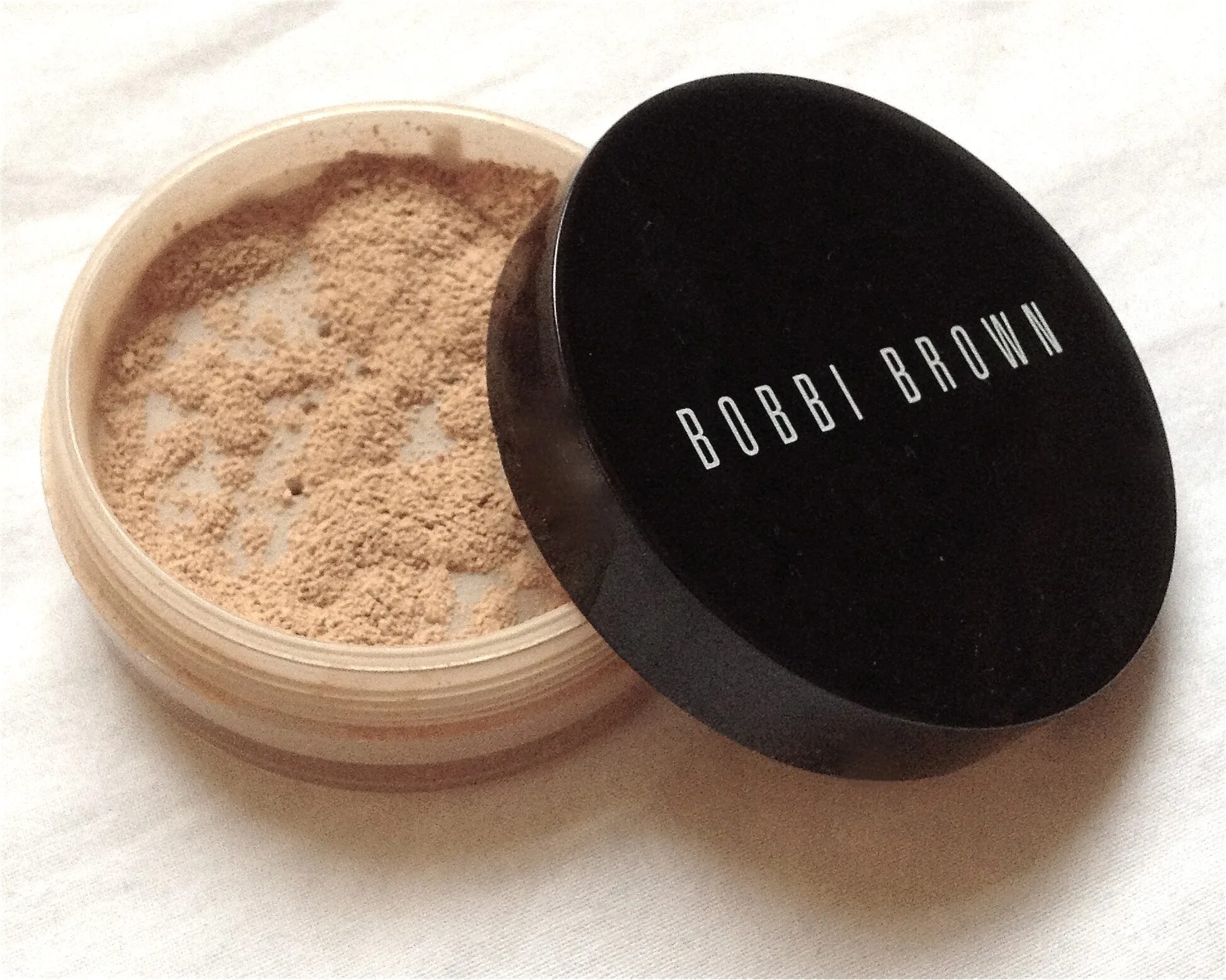 Powder brown. Bobbi Brown Mineral Makeup spf15. Bobbi Brown Basic Brown 4 рассыпчатая пудра. Bobbi Brown Skin Foundation Mineral Makeup. Бобби Браун пудра рассыпчатая номер 1.