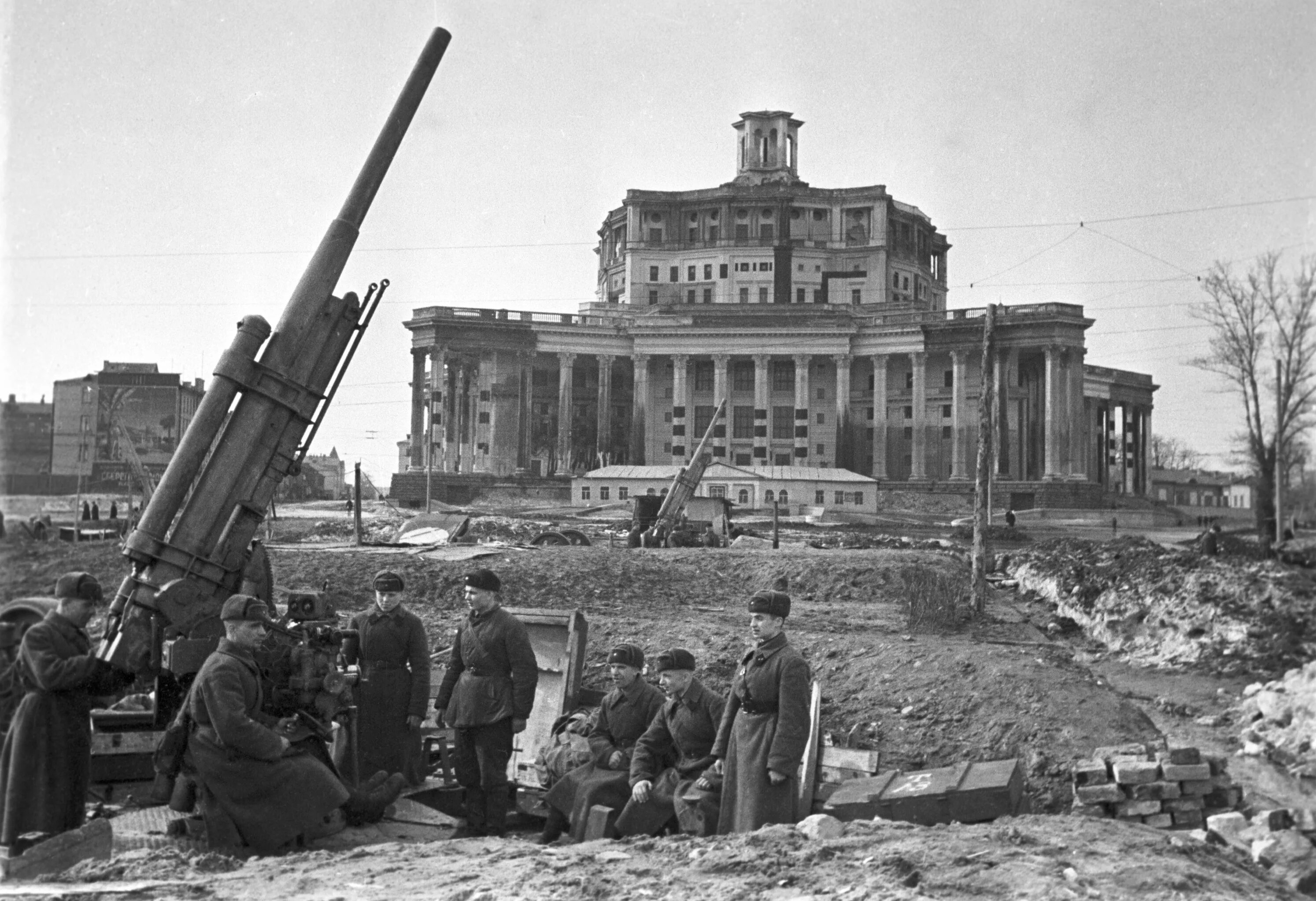 Театр в военное время. Московская паника 16 октября 1941 года. Зенитная батарея 1941-1945. Театр Советской армии в годы войны 1941-1945.