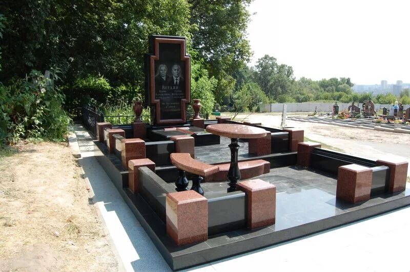 фото комплексов на могилу. фото комплексов на могилу. мемориальные комплексы из гранита империал ред. мемориальный комплекс из габро диабаза. памятник гранит.