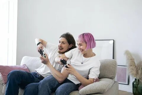 Друзья играют в приставку
