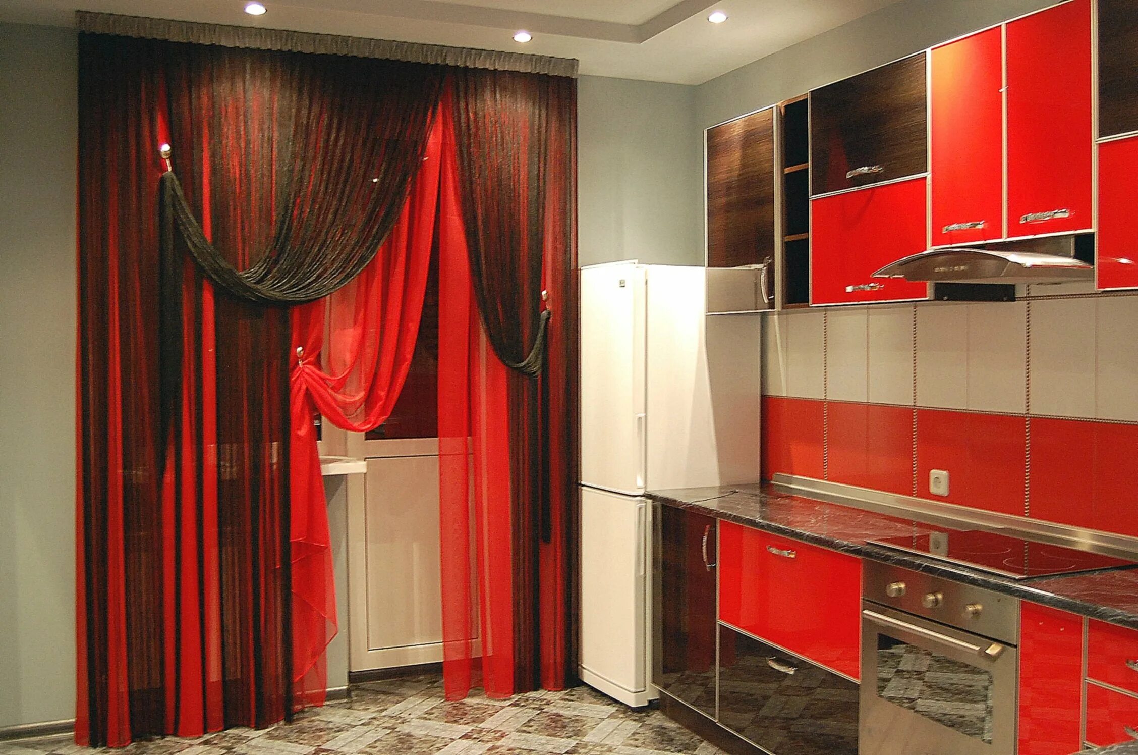 Красные шторы. Занавеска для кухни. Шторы на кухню. Красные шторы на кухню.