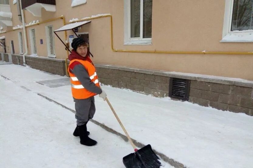 ук пустили в квартиру. сотрудники жэу. могилева. лучший дворник. сотрудники жэу.