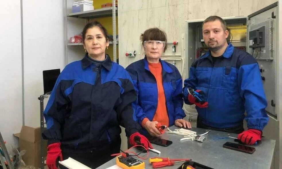 Преподаватель ссуза. Преподавание в вузе. Учитель и старшеклассники. Студенты ссузов. Педагог и ученик.