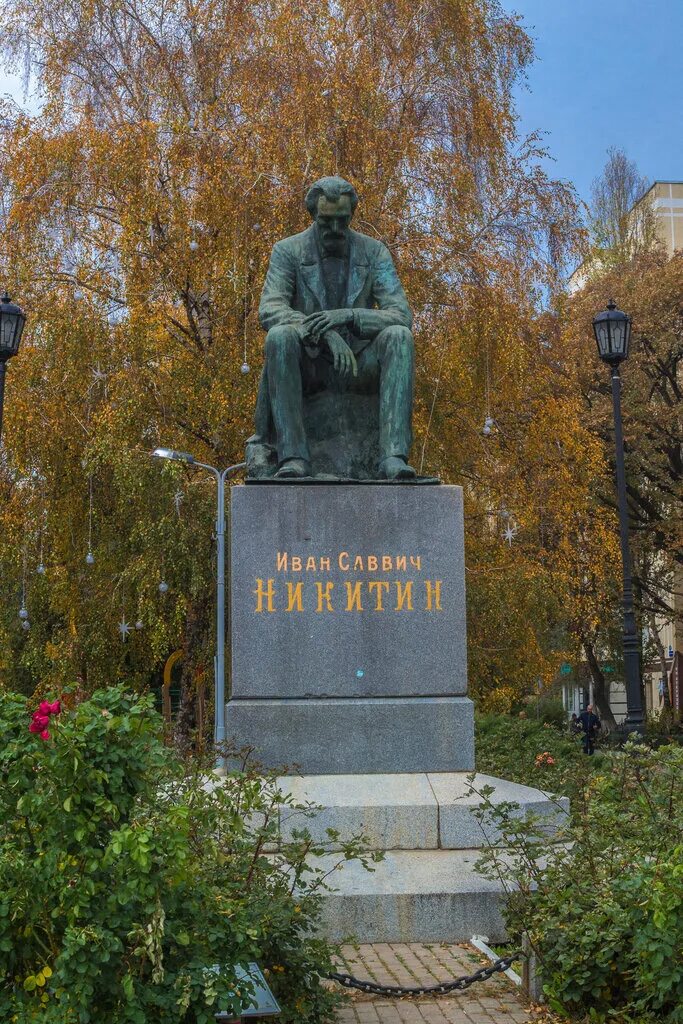 Никитин какие памятники. Никитин памятник в Воронеже. Памятник Никитину Ивану Саввичу. Памятник Ивану Никитину в Воронеже.