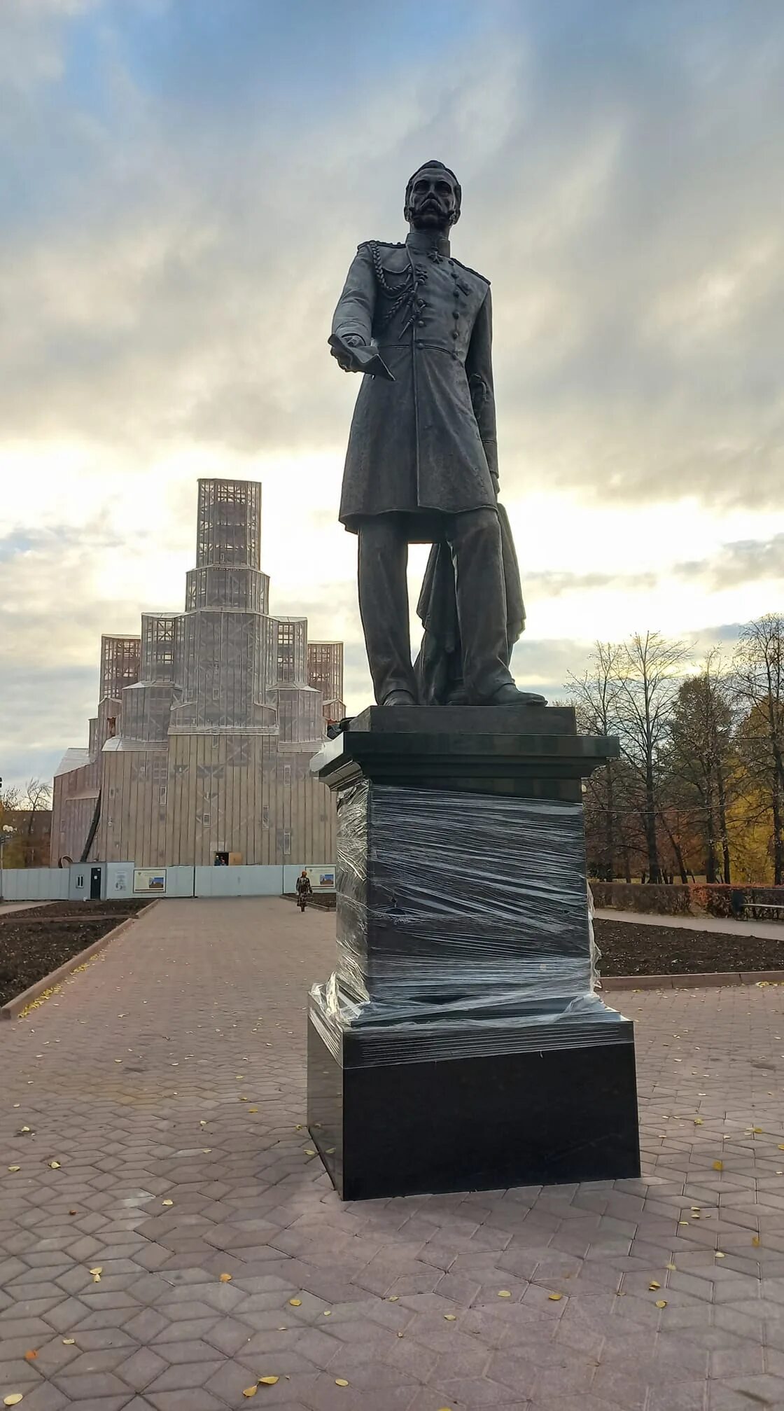 Памятник александру второй. Памятник Александру II В Челябинске. Памятник царю-освободителю Александру II на алом поле. Памятник на алом поле в Челябинске Александру. Памятник Александру 2 в Челябинске на алом поле.