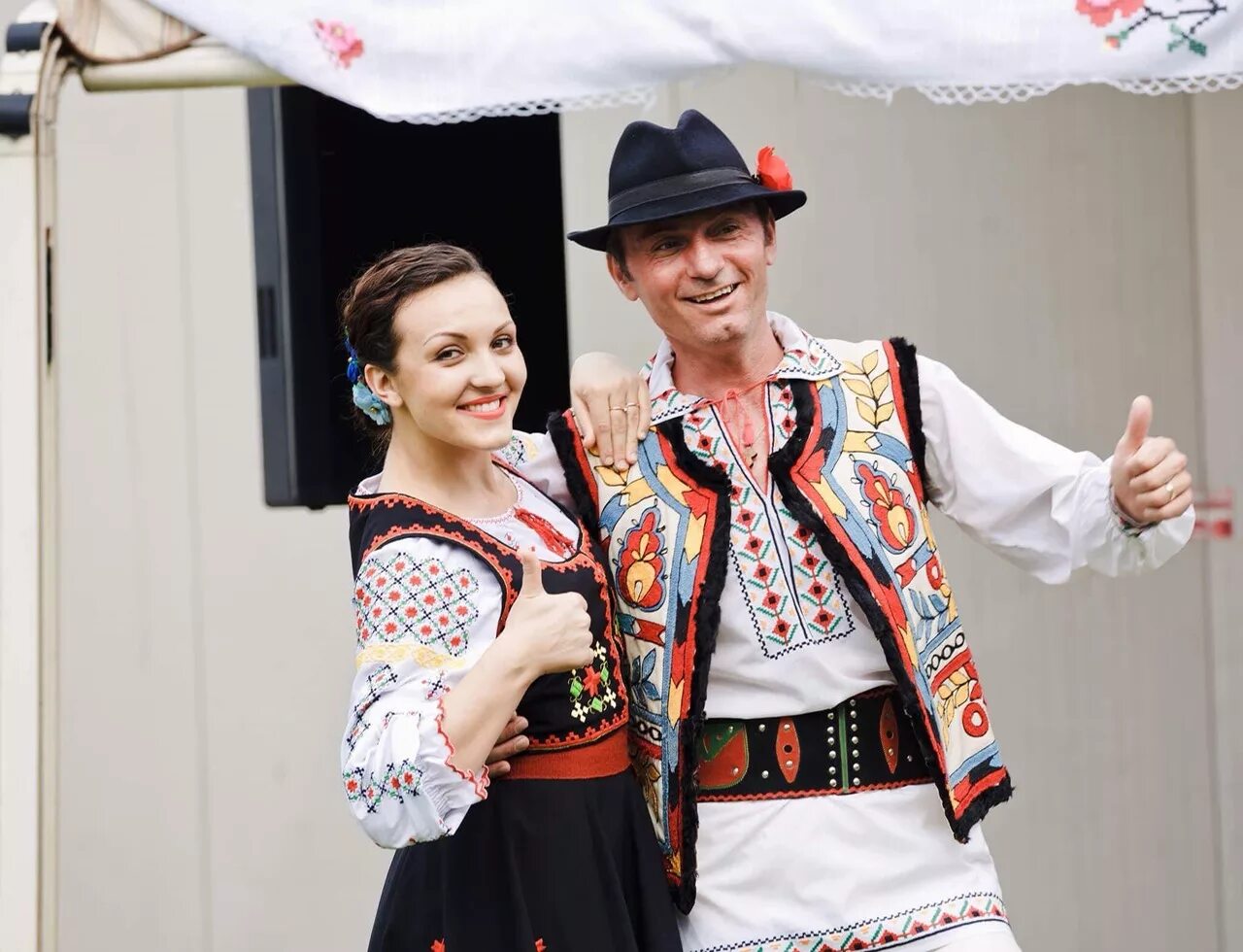 Как выглядит молдаван. Народ молдаване внешность. Национальный костюм Молдавии. Молдавский национальный костюм. Молодежь в национальных костюмах.