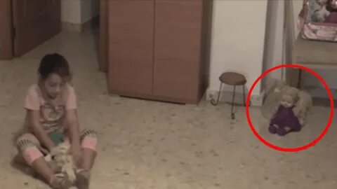 Дочка подсматривает за родителями