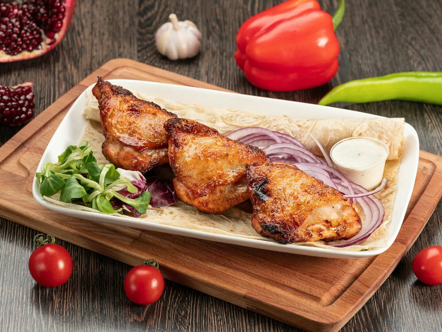 Куриные бедрышки на гриле. Шашлык из куриных бедрышек. Бедро куриное шашлык. Шашлык из куриных бедер. Шашлык из куриных бедер.