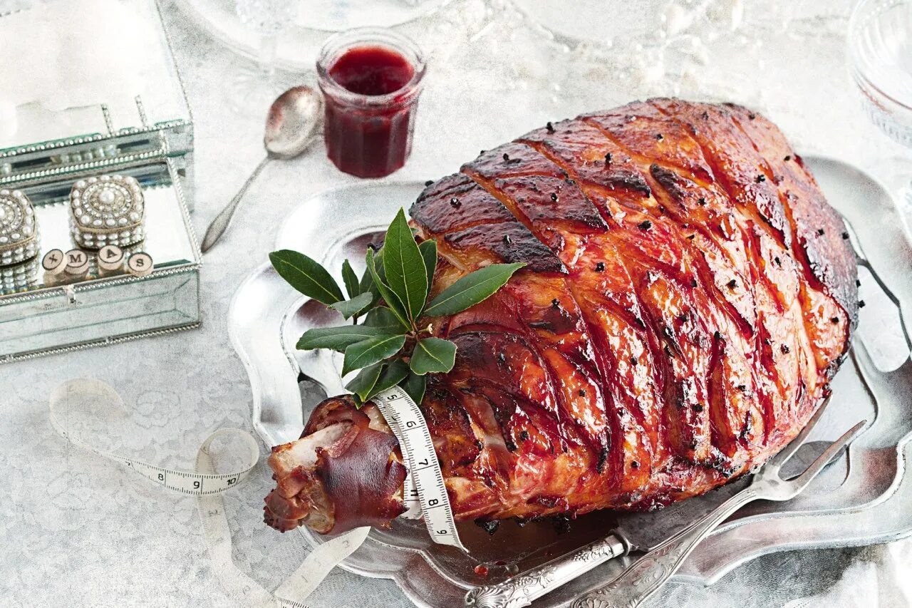 Рецепт запеченной свиного окорока. Окорок свиной фламбе. Окорок свиной запеченный. Рождественский окорок. Рождественская ветчина.