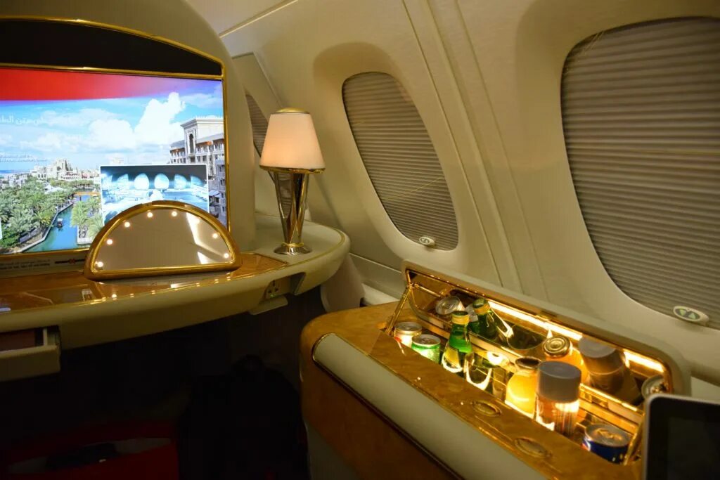 Emirates first class. Самолет дубай эмирейтс. Самолёт эмиратес первый класс. Emirates авиакомпания 1 класс. Первый класс боинг 777 эмирейтс.