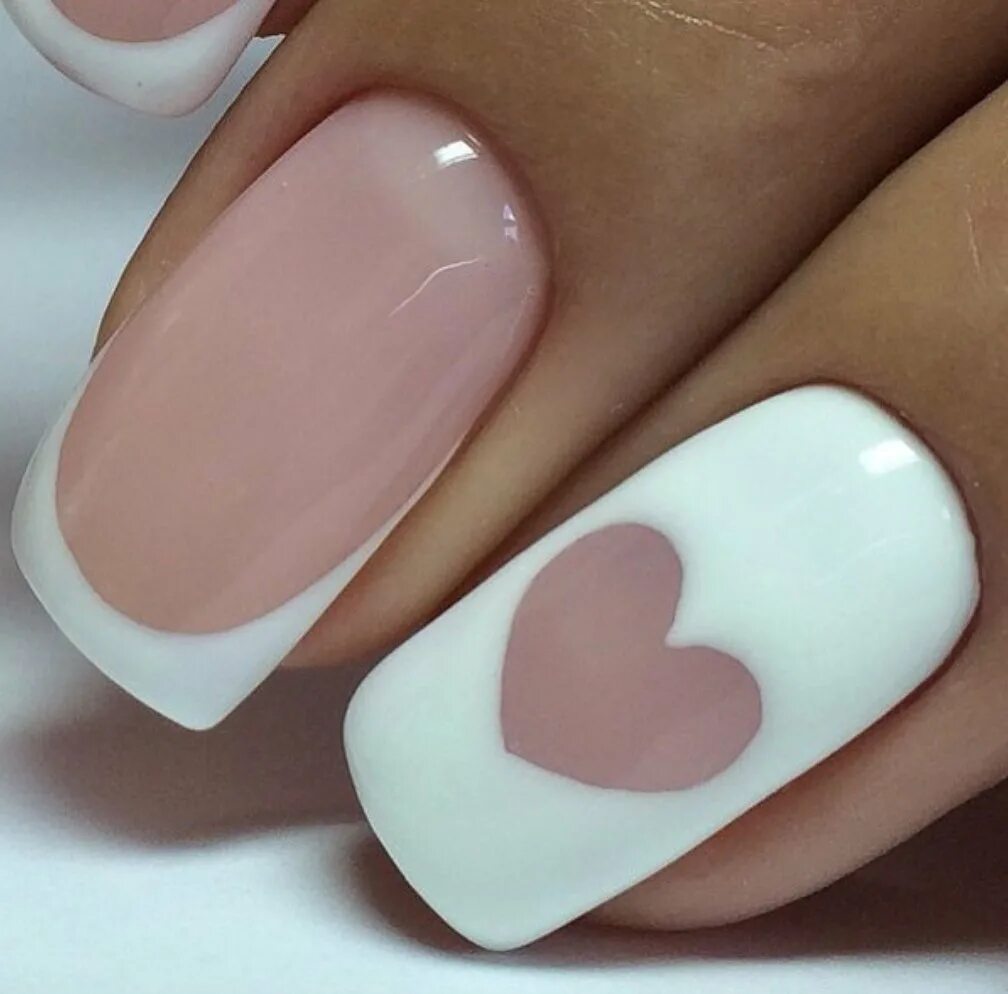 Розовые ногти с сердечком. Розовый маникюр. Квадратные ногти с сердечками. Белый маникюр с сердечками. Френч нэилс.