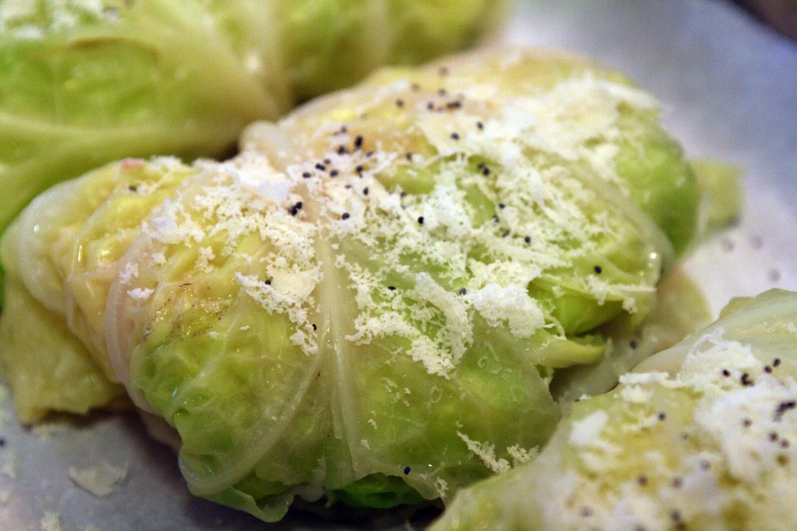 Мясо в капустных листьях рецепт. Голубцы в капустных листьях. голубцы с сыром. рыба в капустных листьях в духовке. капустный лист.